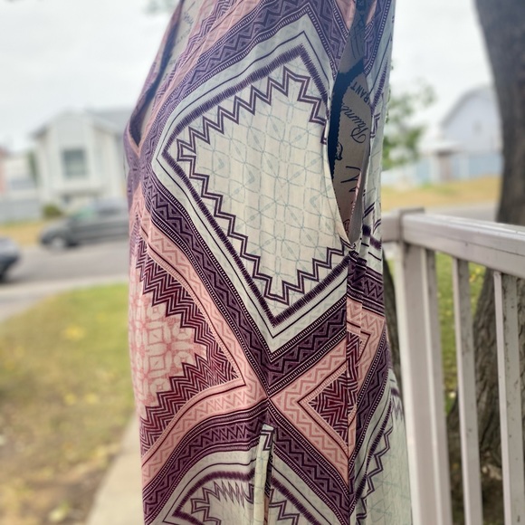 Charlie Jade Flowing Dress - Picture 4 of 11